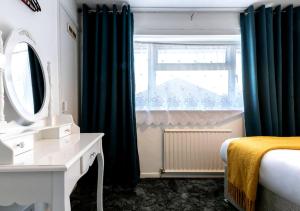 Home in Reading Berkshire - for Contractors & Families with Free Parking & WiFi