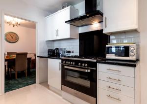 Home in Reading Berkshire - for Contractors & Families with Free Parking & WiFi