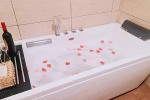 New! Romantic Cozy Suite w Bathtub near Midvalley