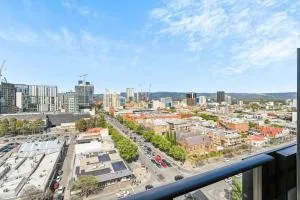 City apartment view pool gym free park - Plympton