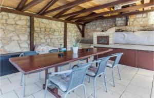 Lovely Apartment In Valbandon With Wifi