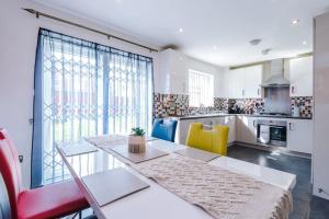 The Eastern Hive - King bed, 3x Parking, Coop Live & Etihad