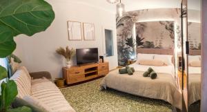 Retro Central Apartment with Parking