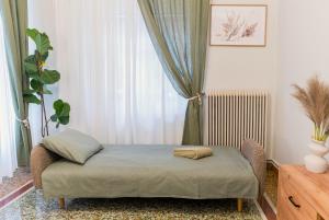 Retro Central Apartment with Parking