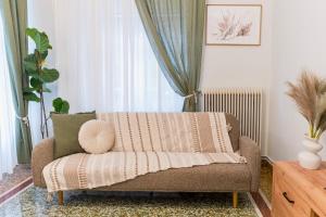 Retro Central Apartment with Parking