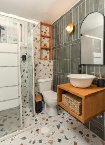 Retro Central Apartment with Parking