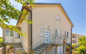 2 Bedroom Cozy Apartment In Kostrena