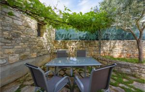 Lovely Home In Visnjan With Wifi