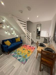 Central 1 Bedroom Home, Free Parking, Sleeps 4, near University and Gunwarf, Long Term Stays