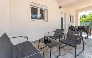 2 Bedroom Cozy Apartment In Zaboric