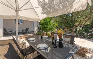 2 Bedroom Cozy Apartment In Zaboric