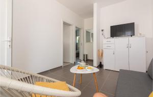 2 Bedroom Cozy Apartment In Zaboric 