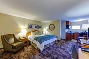 Efficiency King Room - Non Smoking room in Port Inn and Suites Portsmouth Ascend Hotel Collection