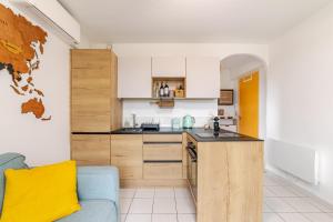 Chic T2 Vue Mer Terrasse Clim & Parking à Sanary, 7mn à pied de la plage et du centre ville