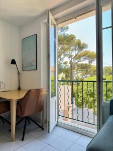 Chic T2 Vue Mer Terrasse Clim & Parking à Sanary, 7mn à pied de la plage et du centre ville