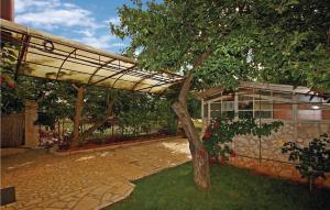 3 Bedroom Cozy Apartment In Stinjan