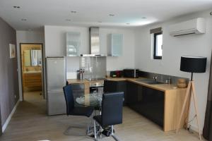 Hotels HPC Suites - Cassis Centre - Parking Gratuit & Piscine Chauffee : photos des chambres