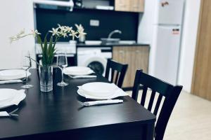 Bright New Apartment With Parking At The Center!