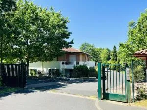 Appartement T2 à Cambo-les-Bains, RDC, piscine, proche thermes, wifi, parking privé, non-fumeur. - FR-1-495-33 - Itxassou