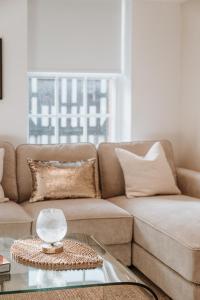 2 Bed Apartment Overlooking the Square Step Out to Shops & Dining