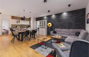 3 Bedroom Amazing Home In Pomer 