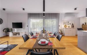 3 Bedroom Amazing Home In Pomer 