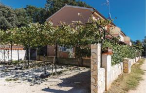 1 Bedroom Gorgeous Apartment In Banjole 
