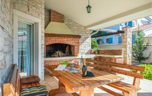 Four-Bedroom Holiday Home In Golubovo