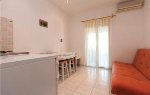 Stunning Apartment In Valbandon