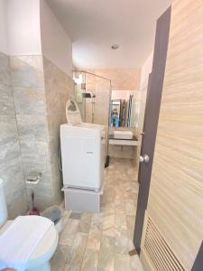 Stunning 60 sqm Studio at NaiHarn Beach Condo, Walk to Beach, Your Tropical Retreat!