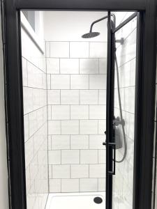 Beautiful En-suite room by Hostara Homes