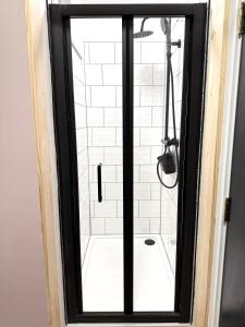 Beautiful En-suite room by Hostara Homes