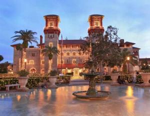 Summer Spot! Charming Pool Getaway 3 miles drive to Beach