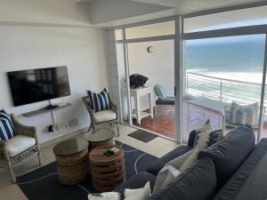 Palm Cove - 52 Chakas Cove, Penthouse-Literally on the Beach