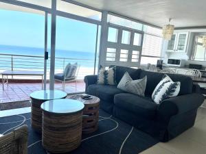 Palm Cove - 52 Chakas Cove, Penthouse-Literally on the Beach