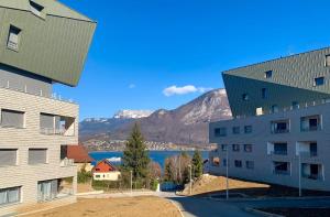 Lac arte postale- Terrasse, grand garage privatif, climatisation murale un appareil dans chaque pièce et unité extérieure, lit-parapluie pour bébé possible