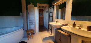 Maisons de vacances Le Clos d'O Maison de charme La Salamandre avec sa piscine chauffee proche de Sarlat : photos des chambres