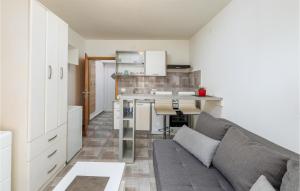 Cozy Apartment In Stinjan With Kitchen