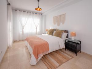 Family Fairways I Spacious 4-Bedroom Townhouse Near Beach & Golf, Estepona