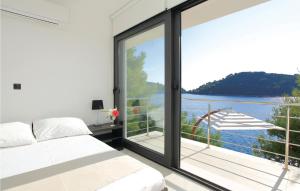 Six-Bedroom Holiday Home In Karbuni