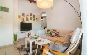 Cozy Home In Mudri Dolac With Kitchen 