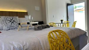 Apartamento nº 1, Novo, 300m do Beto Carrero, a 600m da Praia, cozinha completa, mobiliado com 1 quarto e estacionamento privativo