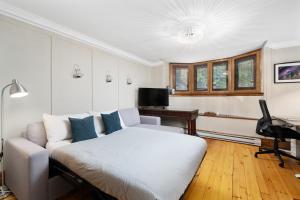 Modern, cozy apartment in heart of Mont Royal