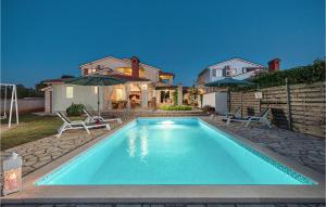 Four-Bedroom Holiday Home In Golubovo