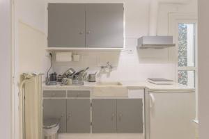 Central Cosy quite 28sm 5th floor balcony over garden 500m Metro Evangelismos