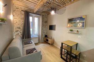 06CK cosy studio in the heart of Old Antibes