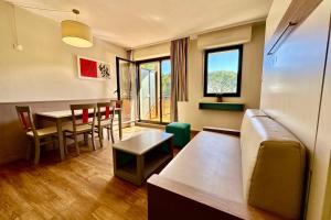 Modern apartment with swimming pool in Mandelieu