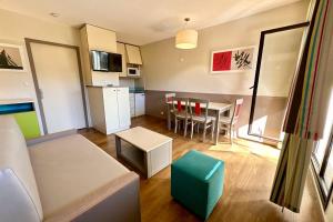 Modern apartment with swimming pool in Mandelieu