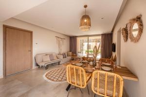 Secluded & Bespoke 1 BDR Apt with Pool View & Beach access