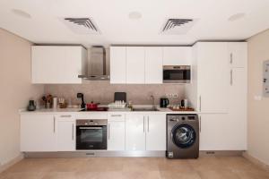 Secluded & Bespoke 1 BDR Apt with Pool View & Beach access